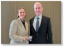 Anne Jubel erhält die Silberne Ehrenmedaille