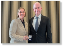 Anne Jubel erhält die Silberne Ehrenmedaille